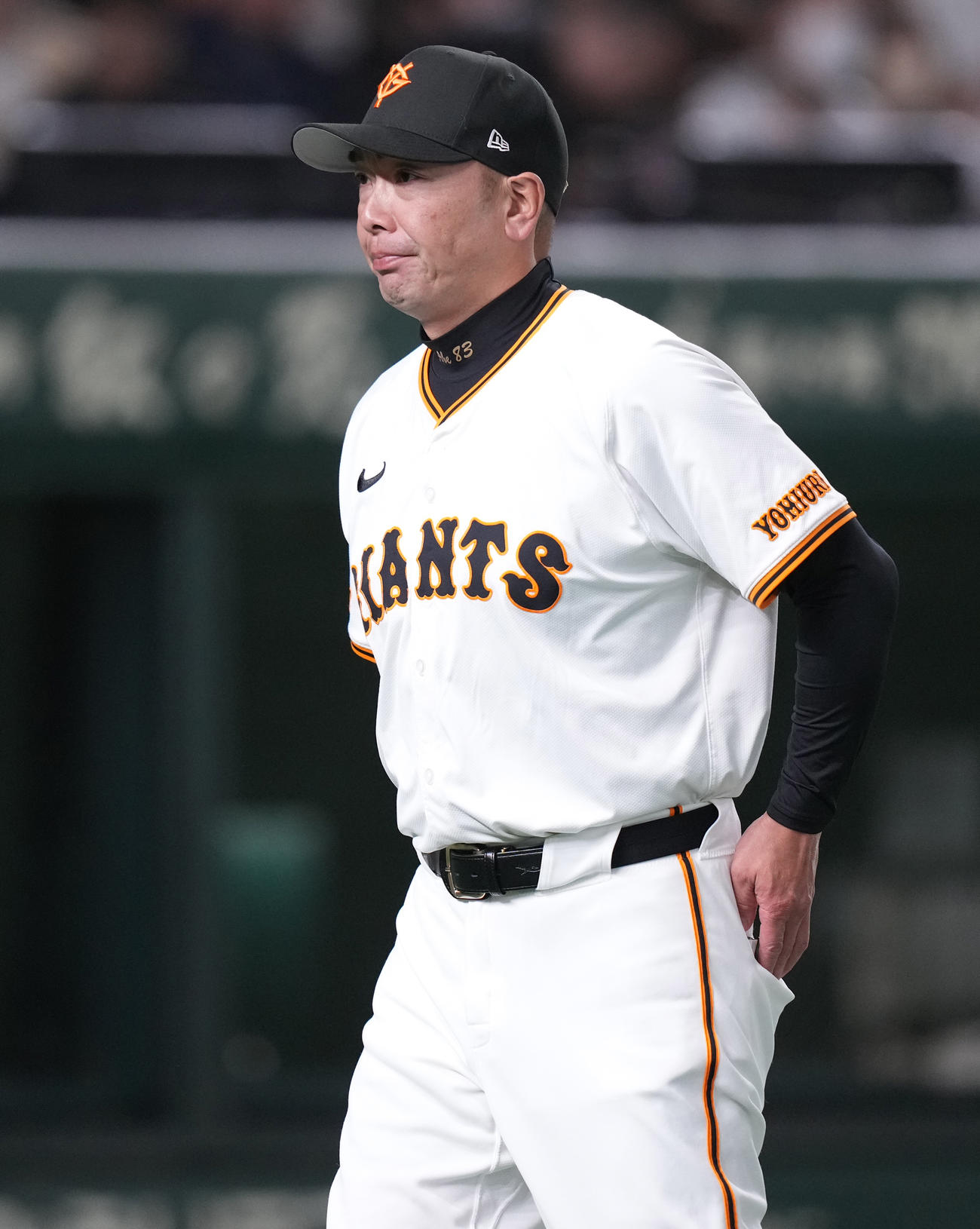 巨人対ロッテ　5回表の選手交代を告げベンチへ戻る巨人阿部監督（撮影・鈴木みどり）