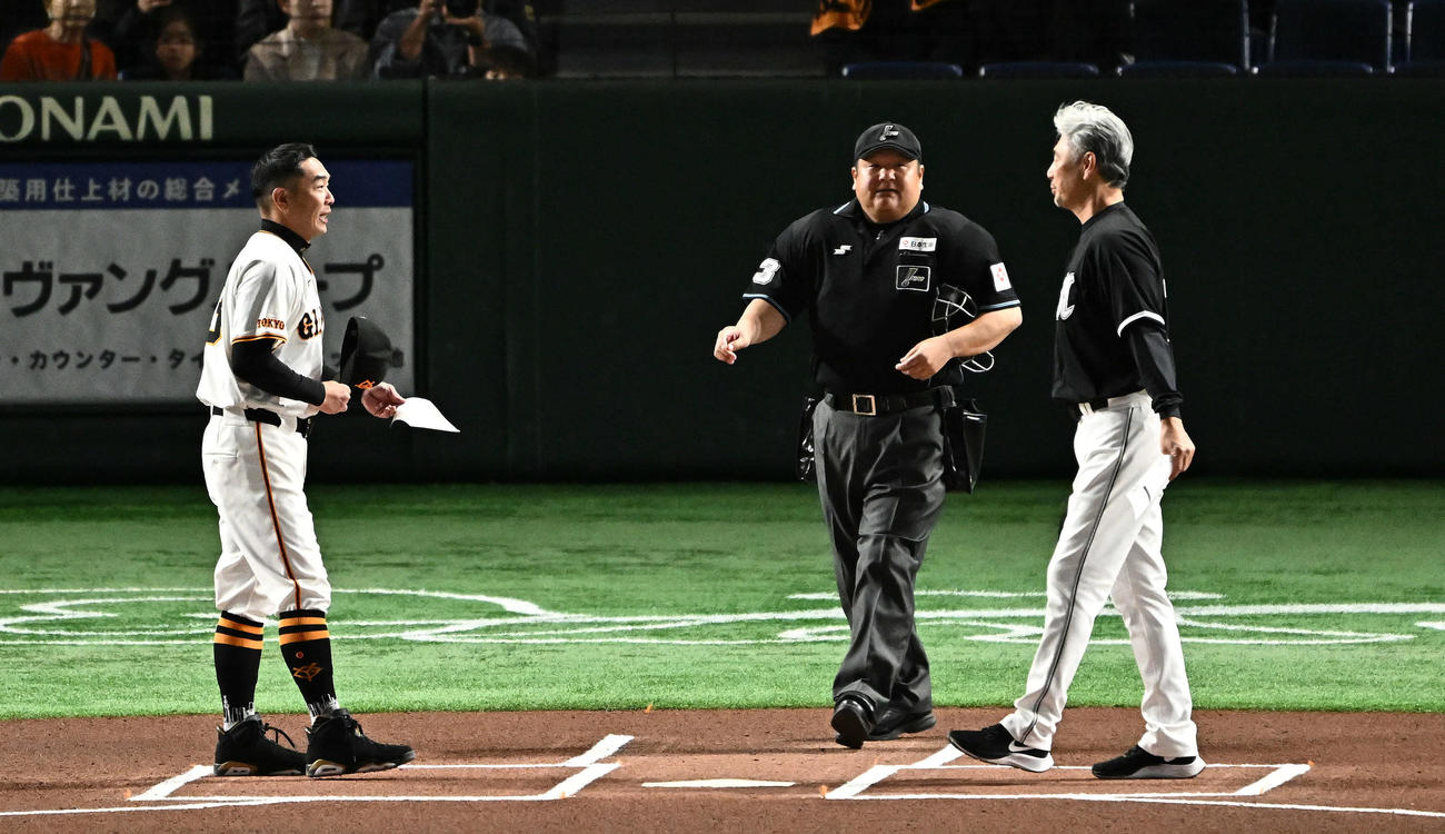 巨人対ロッテ　メンバー表の交換をする巨人阿部監督（左）とロッテ吉井監督（撮影・滝沢徹郎）
