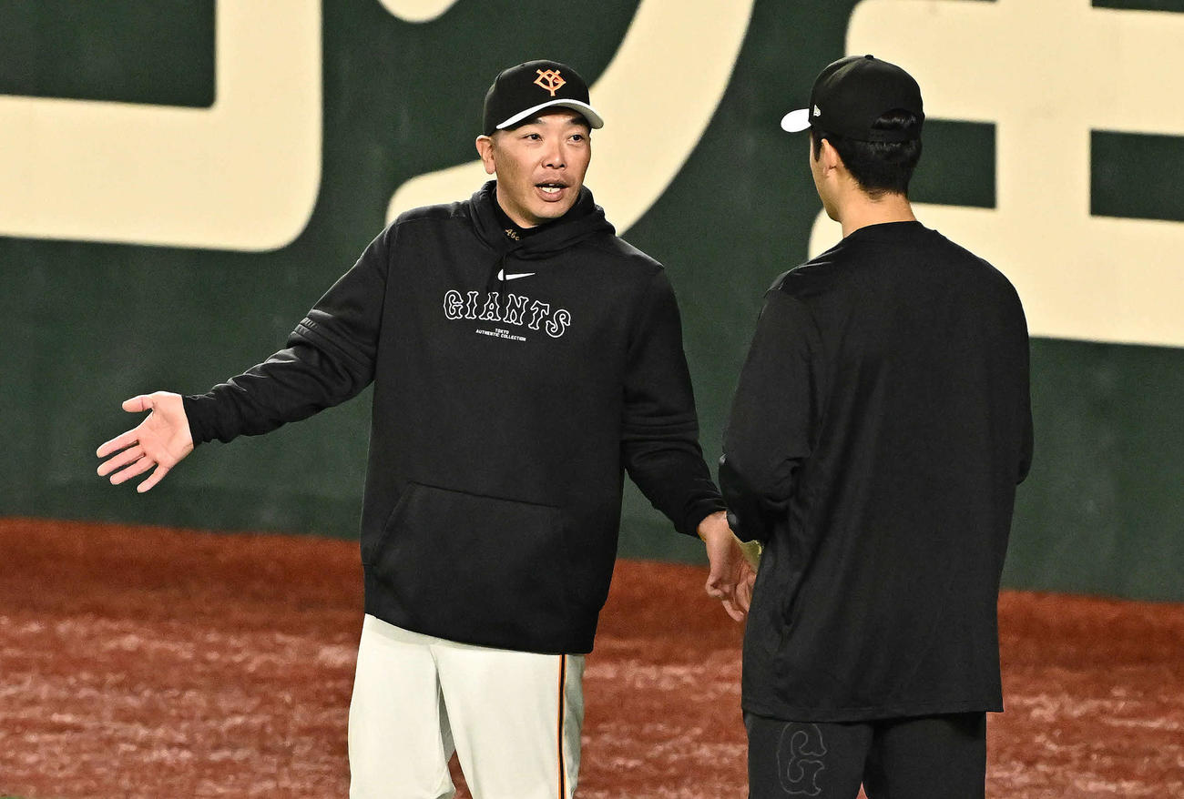 巨人対ロッテ　試合前練習で巨人阿部監督（左）は西舘と話す（撮影・滝沢徹郎）