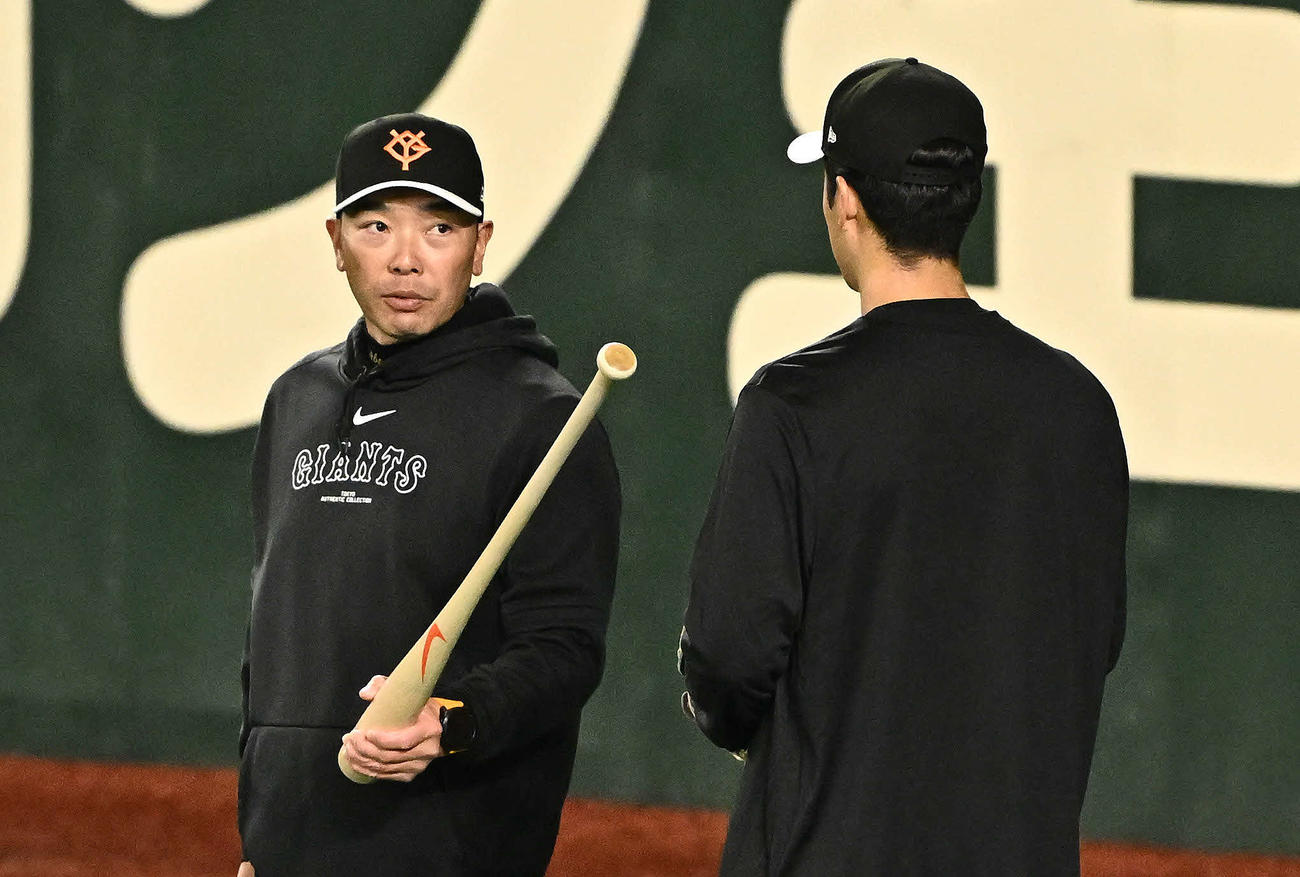 巨人対ロッテ　試合前練習で巨人阿部監督（左）は西舘と話す（撮影・滝沢徹郎）