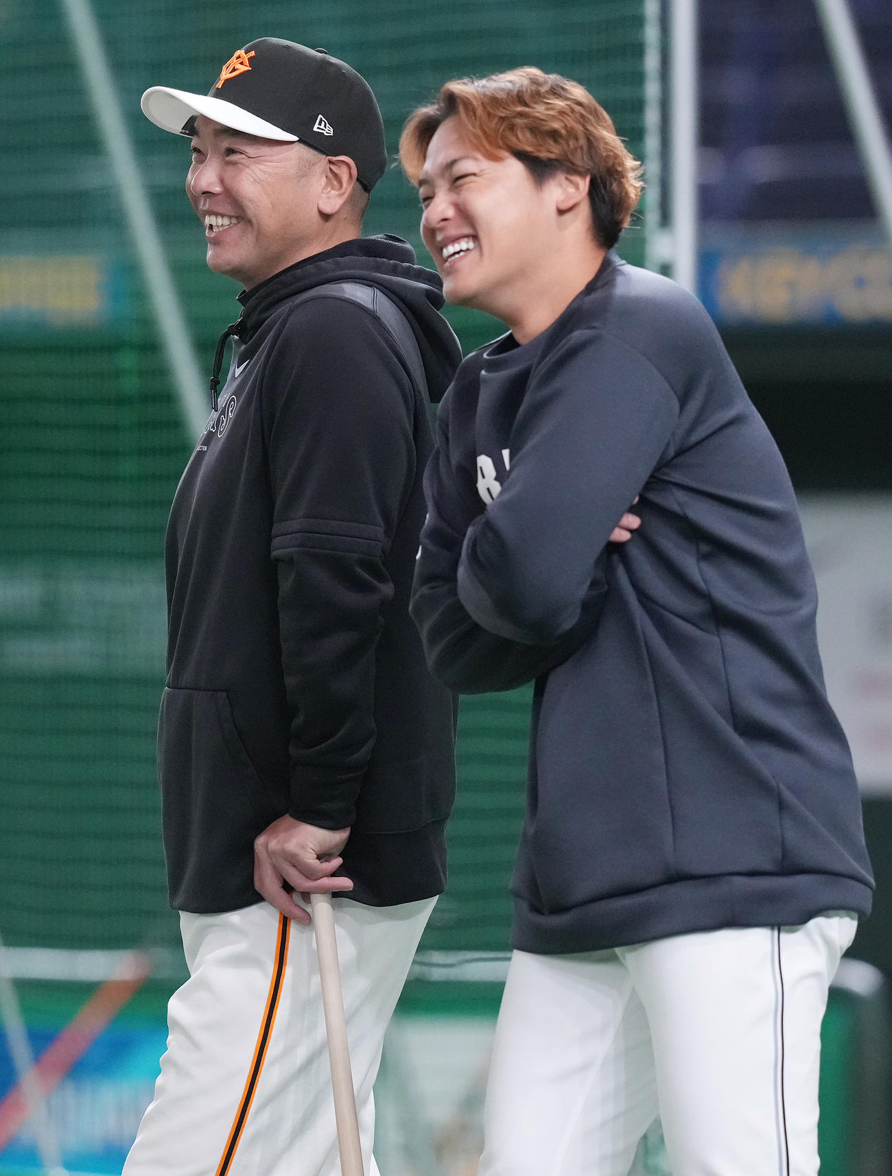 巨人対ロッテ　試合前練習で談笑する巨人阿部監督（左）とロッテ石川慎（撮影・鈴木みどり）