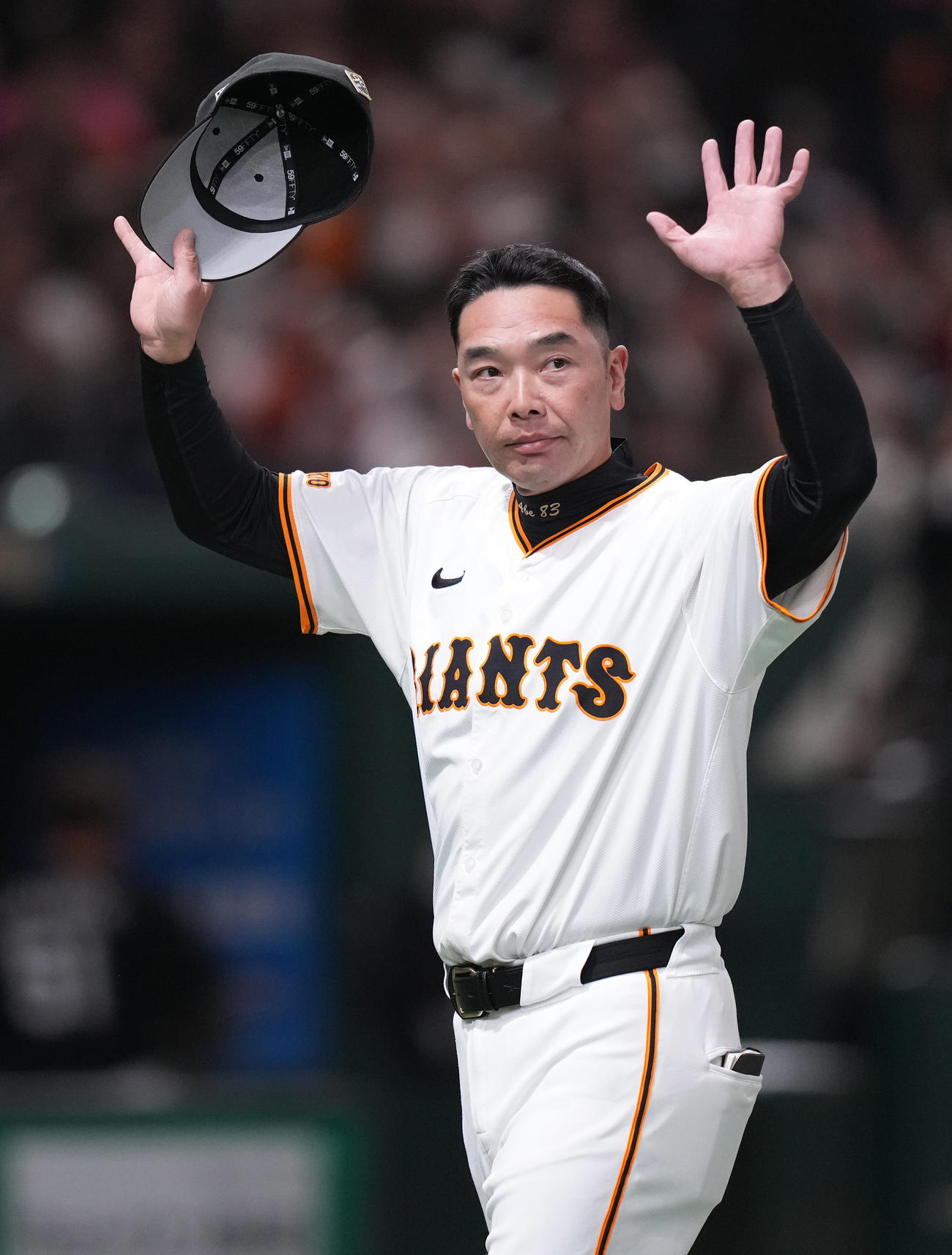 巨人対ロッテ　ロッテに勝利し、ファンの声援に応える巨人阿部監督（撮影・鈴木みどり）