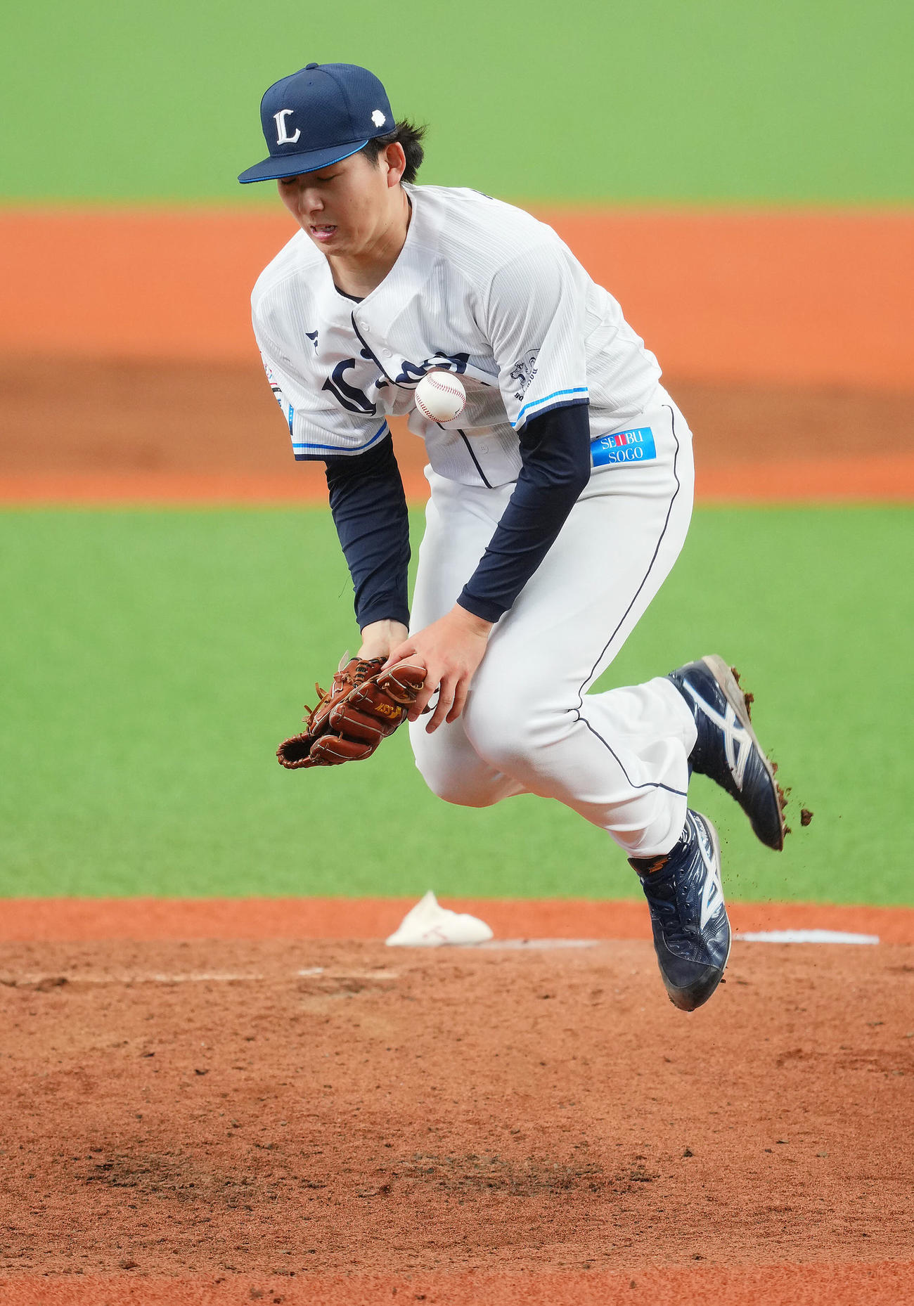 西武対広島　3回表広島無死一塁、野間の打球が直撃する武内（撮影・垰建太）