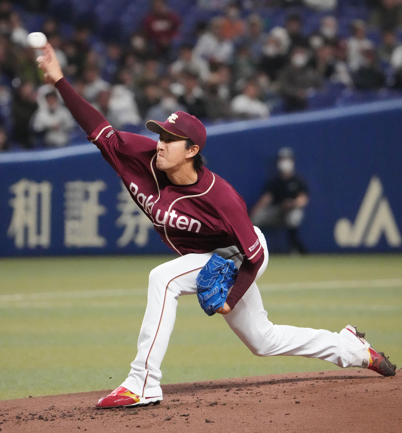 中日対楽天　1回裏、登板する楽天先発の岸（撮影・森本幸一）