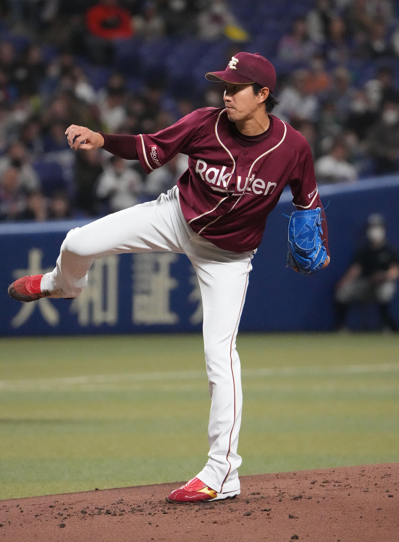 中日対楽天　1回裏、登板する楽天先発の岸（撮影・森本幸一）