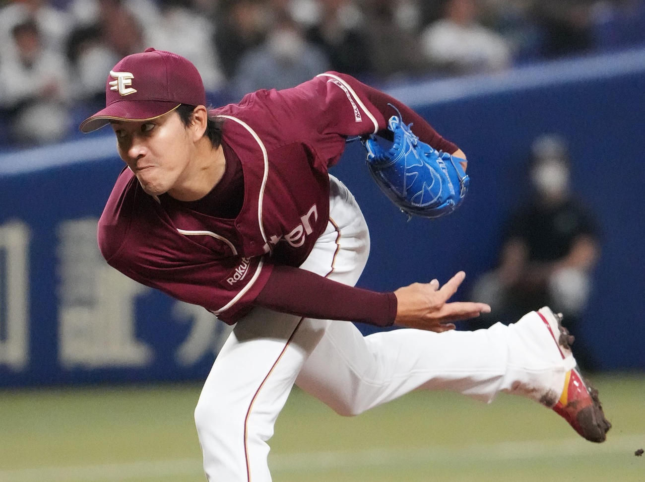 中日対楽天　1回裏、登板する楽天先発の岸（撮影・森本幸一）