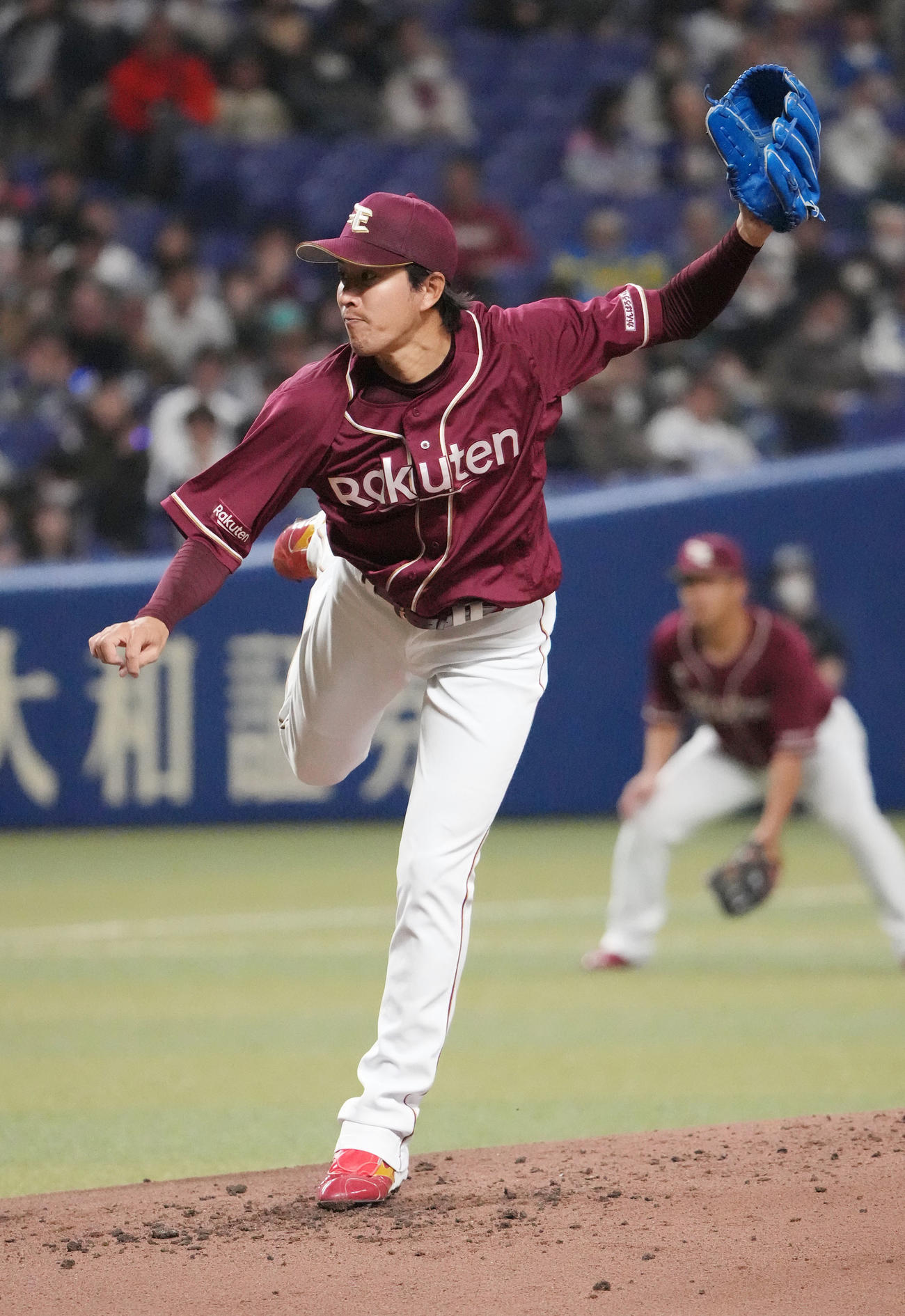 中日対楽天　2回裏、力投する楽天先発の岸（撮影・森本幸一）