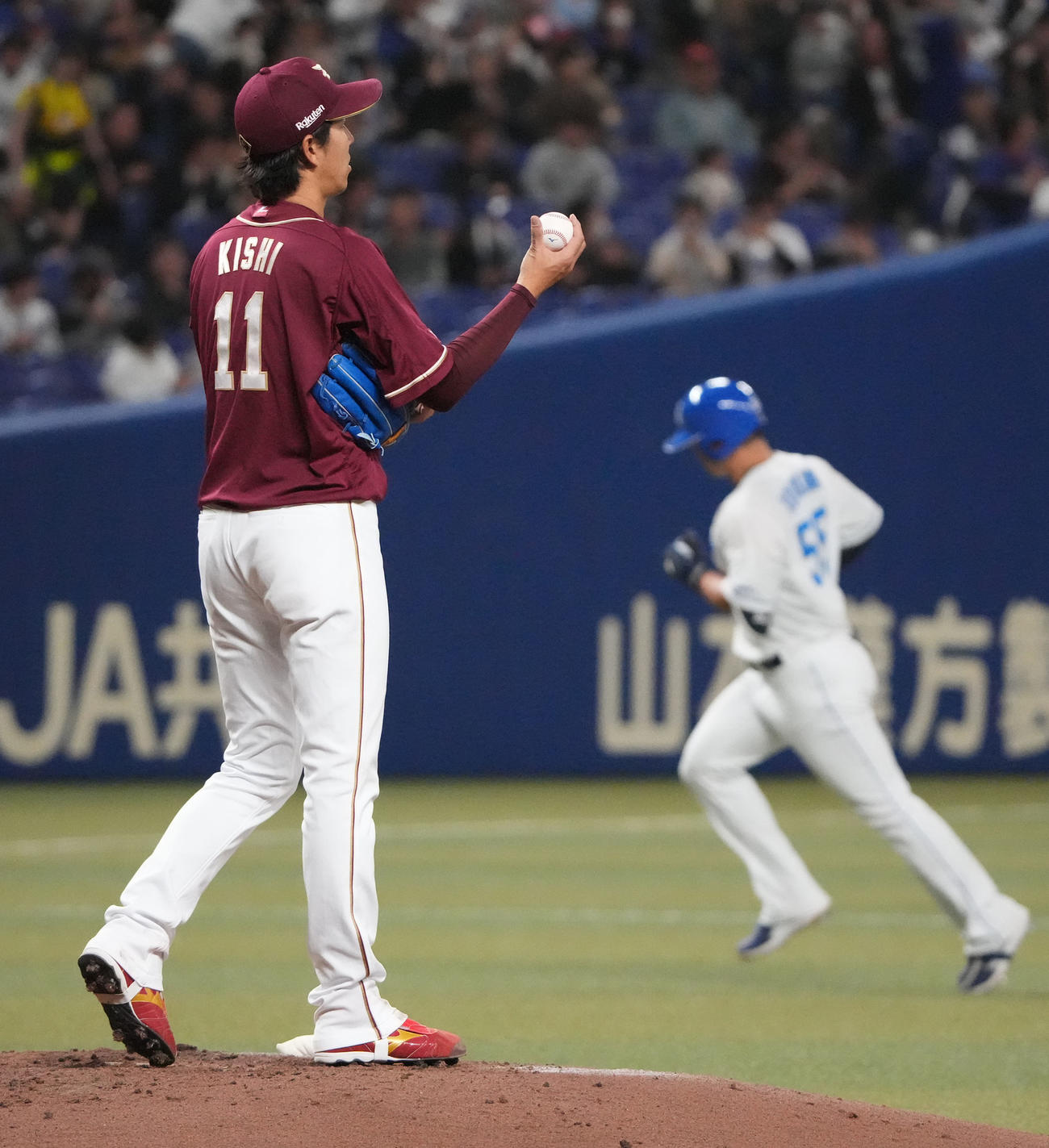 中日対楽天　4回裏中日1死、細川に左越え本塁打を打たれた岸（左）（撮影・森本幸一）