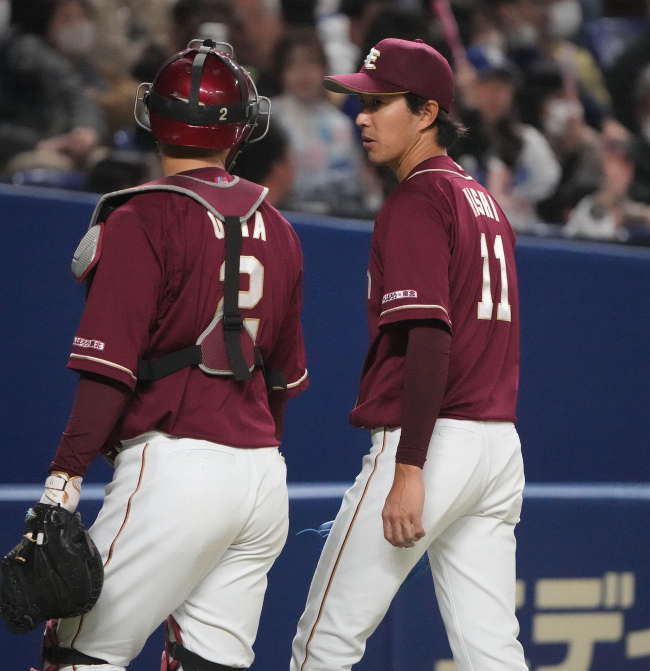 中日対楽天　5回終了、太田と言葉を交わしベンチへ戻る岸（右）（撮影・森本幸一）