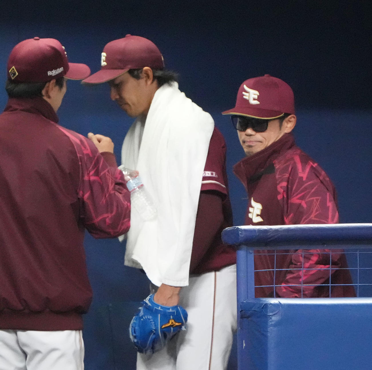 中日対楽天　5回終了、ベンチで岸に言葉をかける今江監督（右）（撮影・森本幸一）