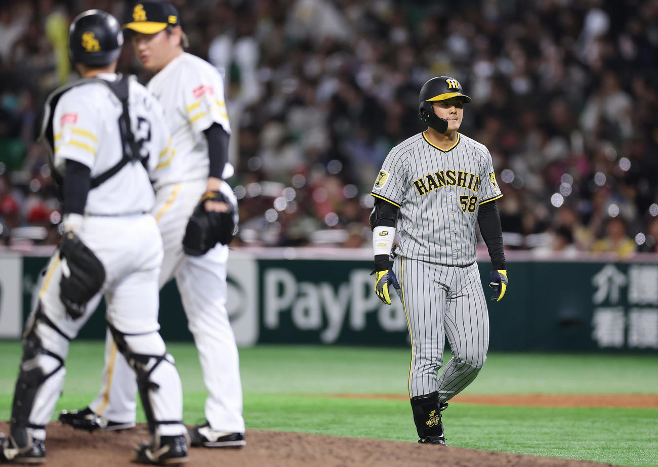 ソフトバンク対阪神　9回表阪神2死、遊飛に倒れ試合終了となりベンチへ戻る前川（右）（撮影・前田充）