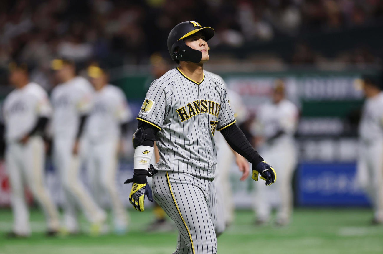 ソフトバンク対阪神　9回表阪神2死、遊飛に倒れ試合終了となりベンチへ戻る前川（右）（撮影・前田充）