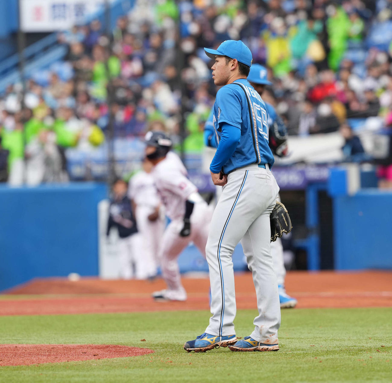 ヤクルト対日本ハム　4回裏ヤクルト1死、赤羽に本塁打を浴びる根本（撮影・井上学）