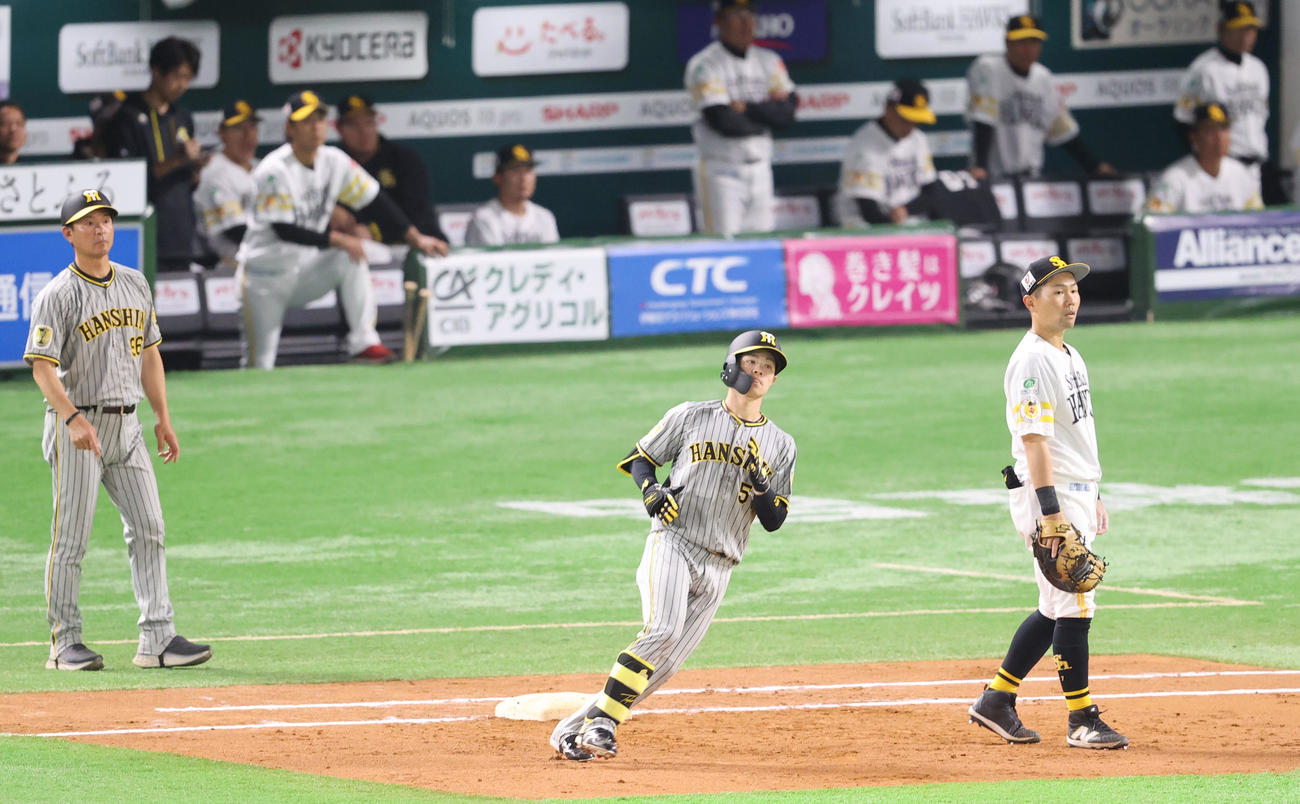 ソフトバンク対阪神　8回表阪神1死一塁、中野は左飛に終わる（撮影・梅根麻紀）
