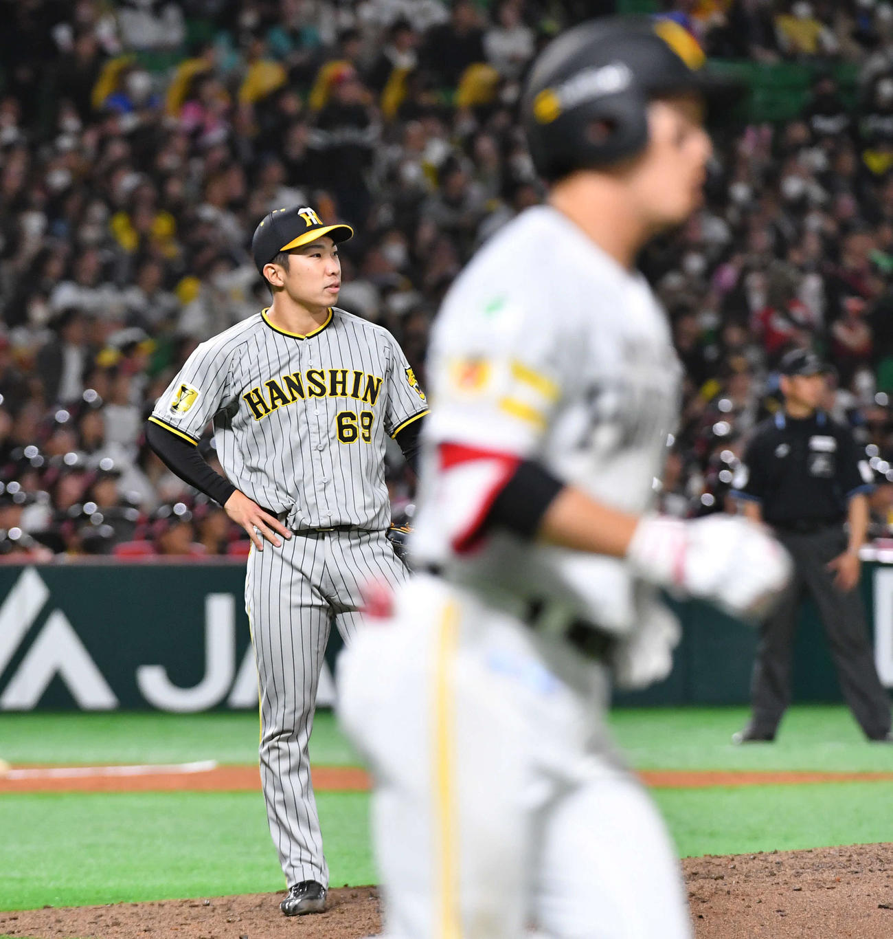 ソフトバンク対阪神　8回裏ソフトバンク無死、栗原（右）に右越え本塁打を打たれた石井（撮影・岩下翔太）
