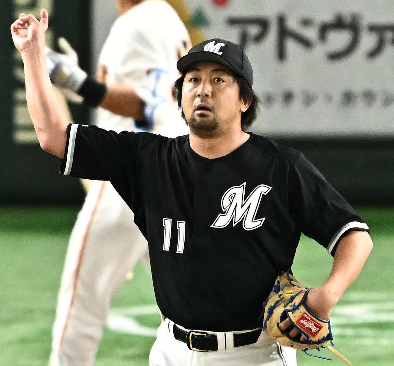 巨人対ロッテ　8回裏巨人1死、郡（後方）を空振り三振に仕留めた沢村（撮影・滝沢徹郎）