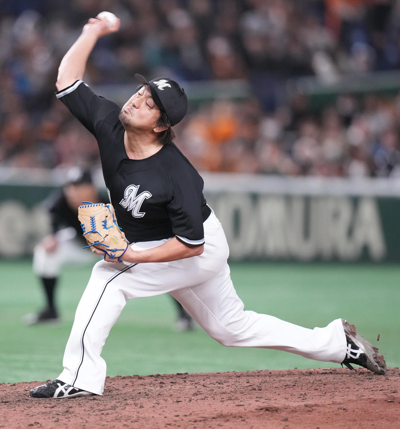 巨人対ロッテ　ロッテ5番手で登板した沢村（撮影・鈴木みどり）