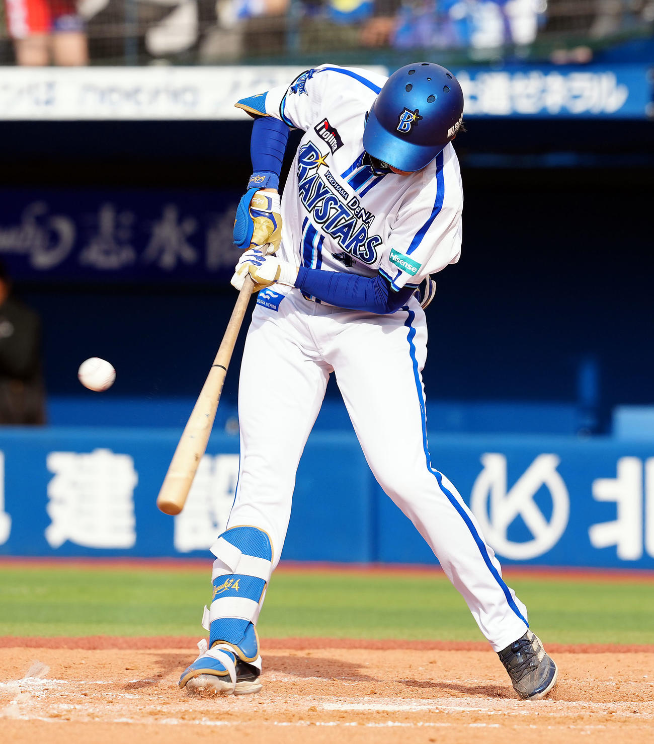 DeNA対オリックス　7回裏DeNA2死、遊直に倒れる代打度会（撮影・たえ見朱実）