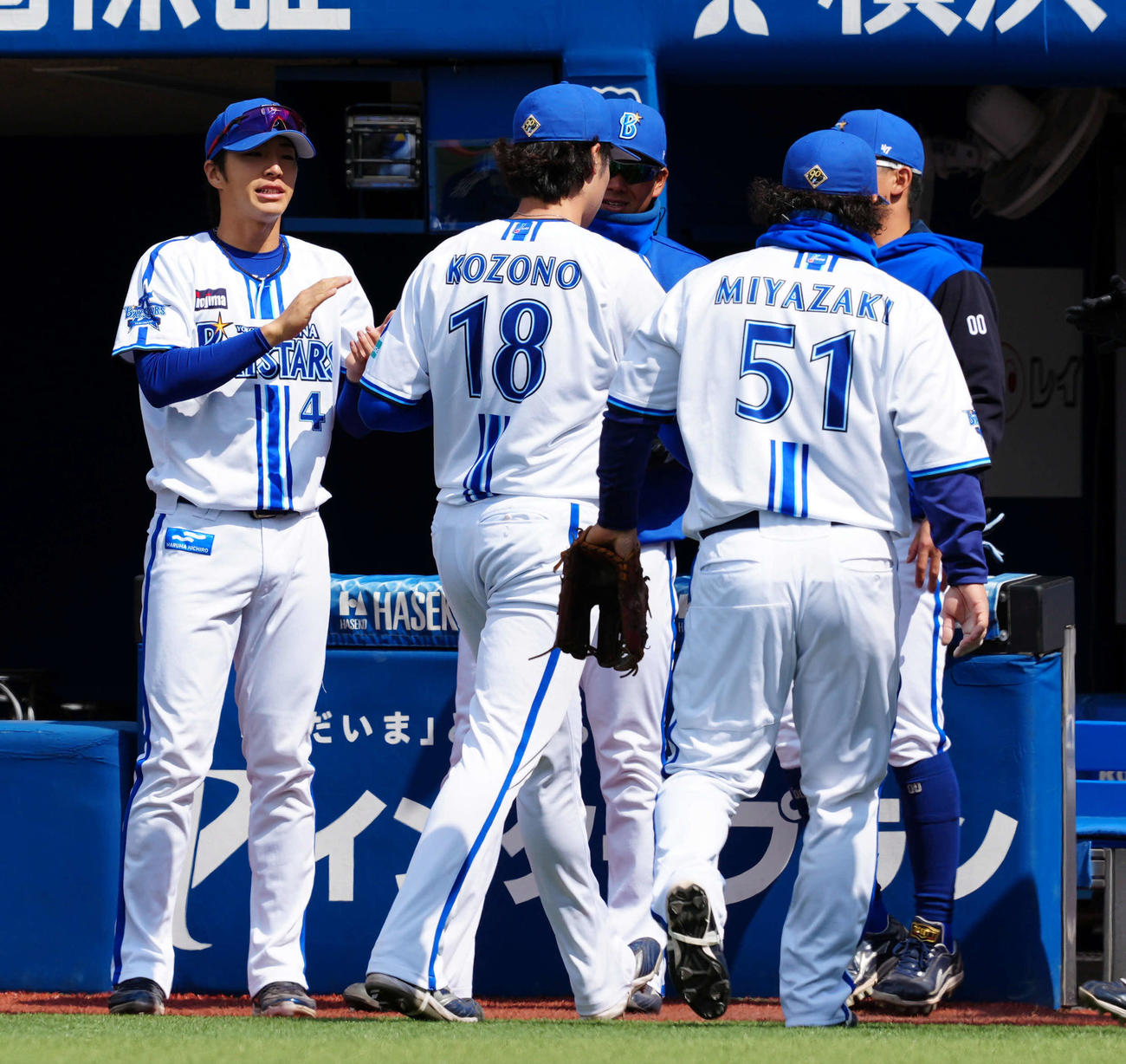 DeNA対オリックス　初回を無失点に抑えた先発小園を迎えるDeNA度会（撮影・たえ見朱実）