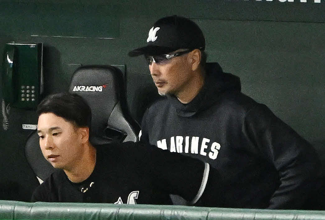 巨人対ロッテ　9回表ロッテ1死、見逃し三振に倒れベンチに戻った上田。後方は吉井監督（撮影・滝沢徹郎）