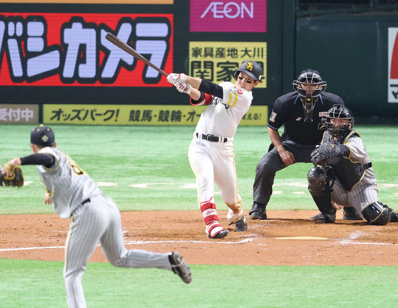 ソフトバンク対阪神　8回裏ソフトバンク無死、栗原は右越え本塁打を放つ（撮影・梅根麻紀）