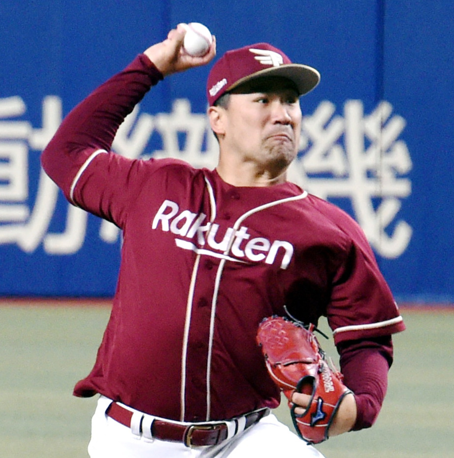 18日、先発投手練習で投げ込みを行う楽天田中将