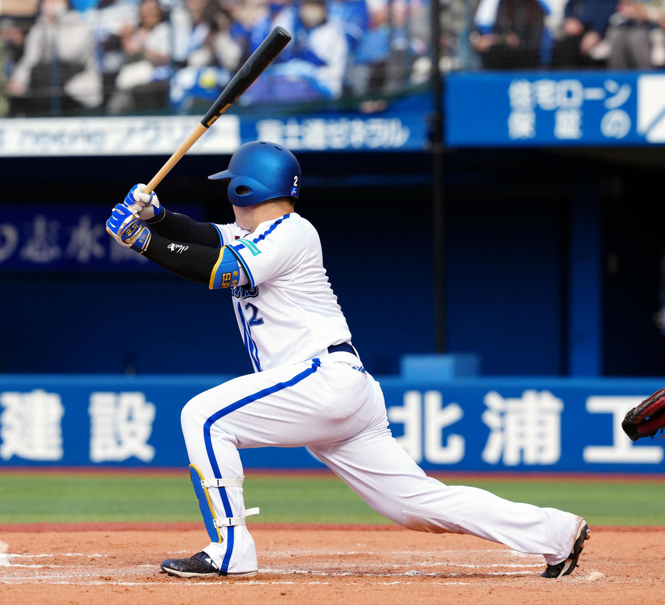 DeNA対オリックス　6回裏DeNA無死二塁、右翼線に適時二塁打を放つ牧（撮影・たえ見朱実）