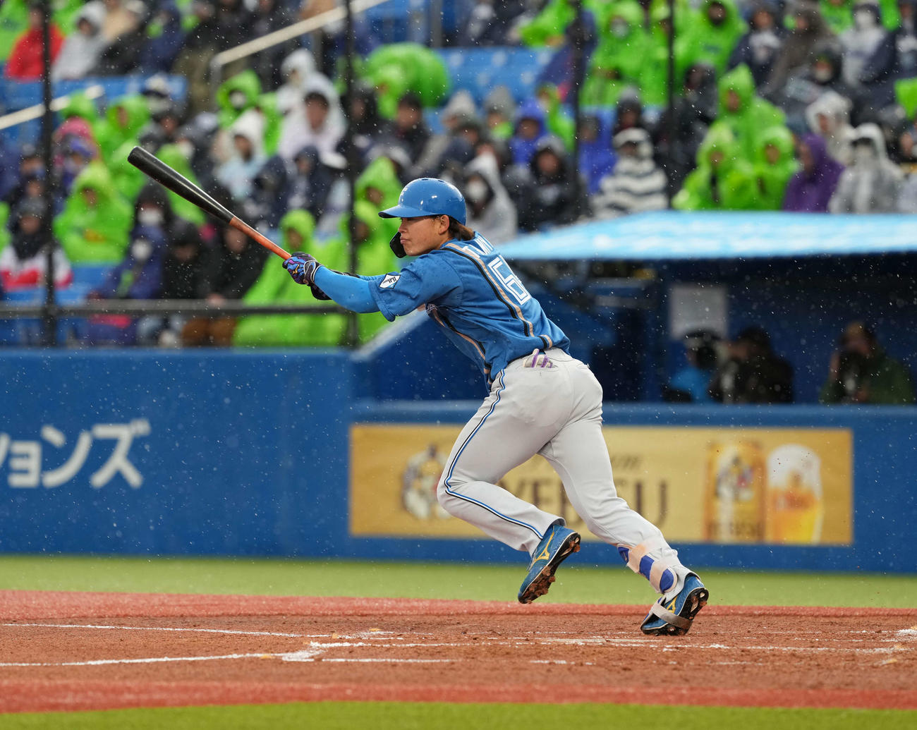 ヤクルト対日本ハム　2回表日本ハム1死二塁、左前打を放つ田宮（撮影・井上学）