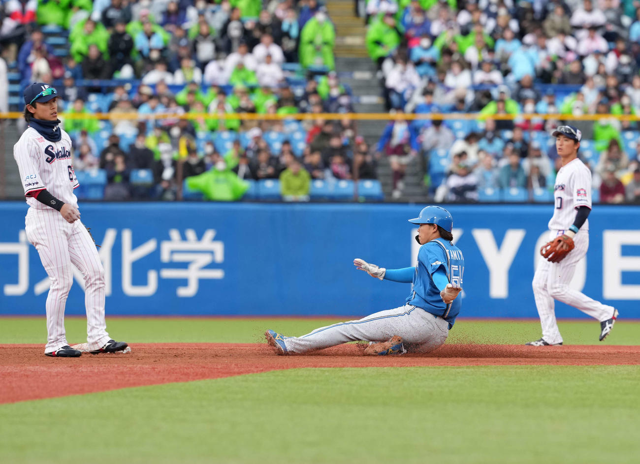 ヤクルト対日本ハム　4回表日本ハム2死一塁、二塁盗塁を決める田宮（撮影・井上学）