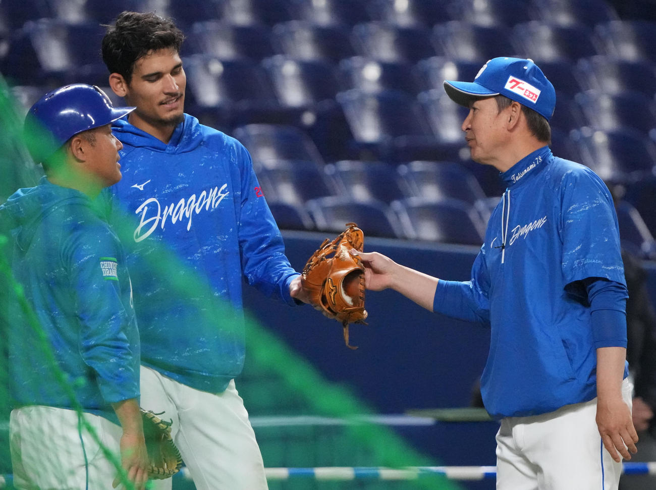 中日対楽天　試合前、立浪監督と言葉を交わすロドリゲス（中央）（撮影・森本幸一）