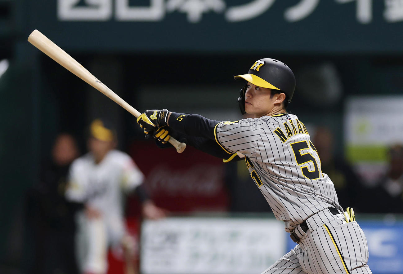 ソフトバンク対阪神　8回表阪神1死一塁、左飛に倒れる中野（撮影・前田充）