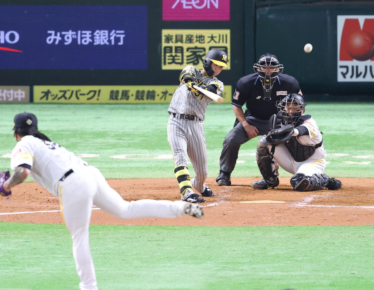 ソフトバンク対阪神　8回表阪神1死一塁、中野は左飛に終わる（撮影・梅根麻紀）