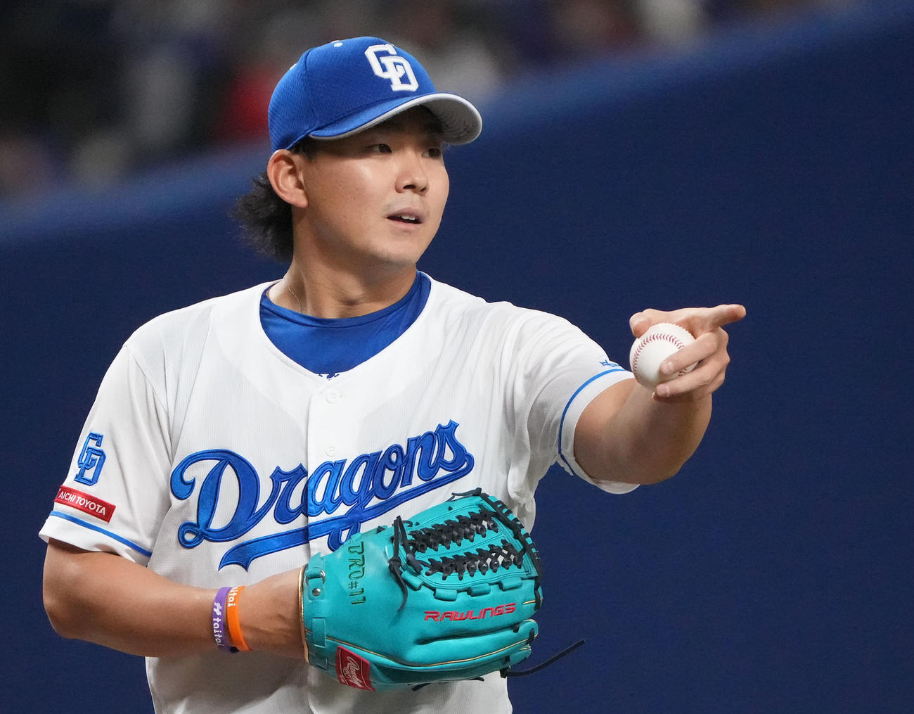 中日対楽天　6回表、野手に声おをかける小笠原（撮影・森本幸一）