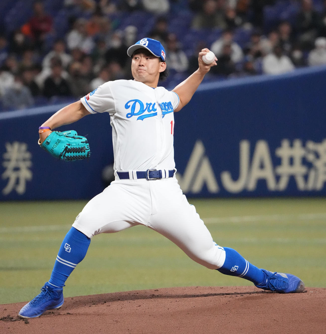 中日対楽天　1回表、登板する中日先発の小笠原（撮影・森本幸一）