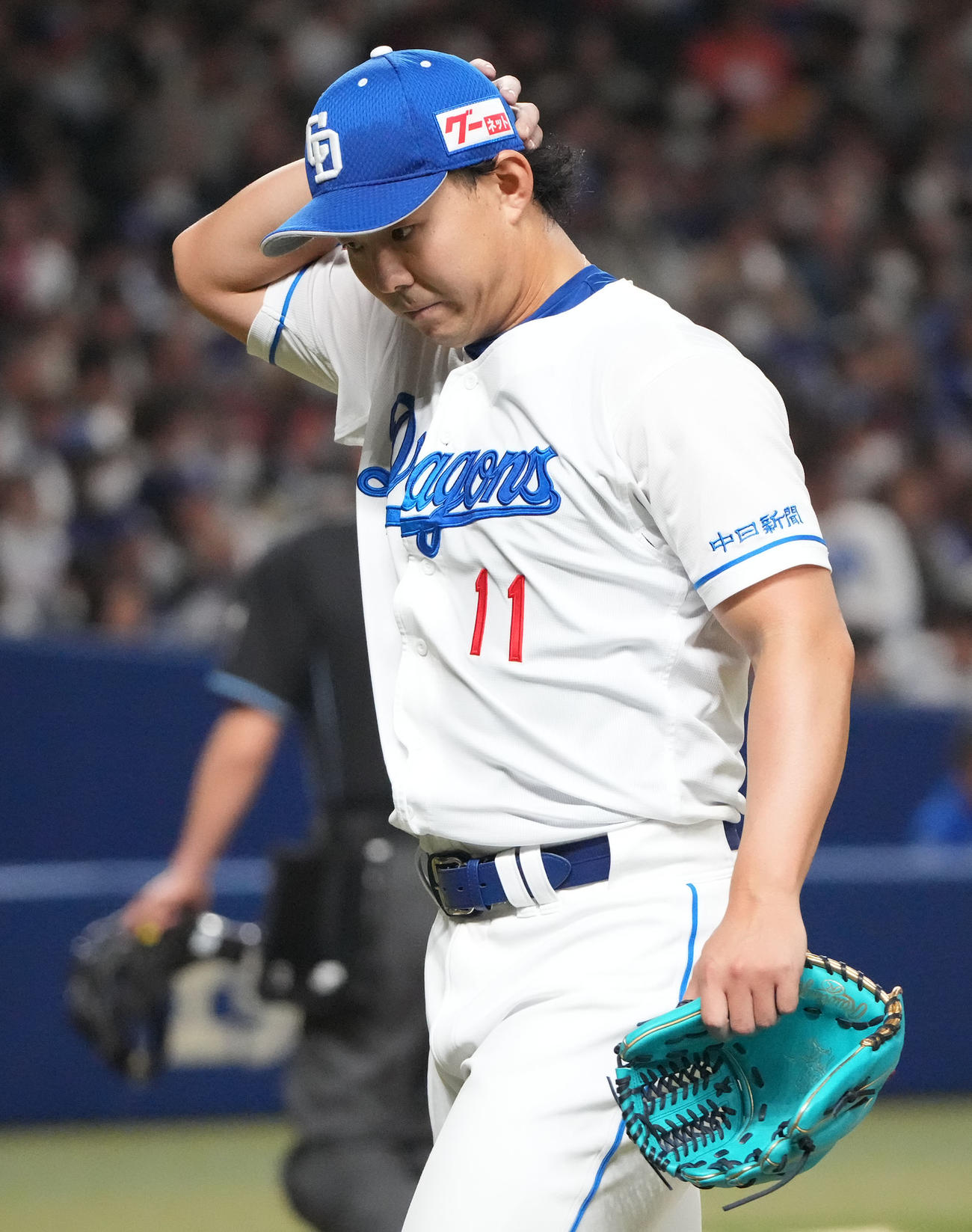 中日対楽天　6回表終了、ベンチに戻る小笠原（撮影・森本幸一）