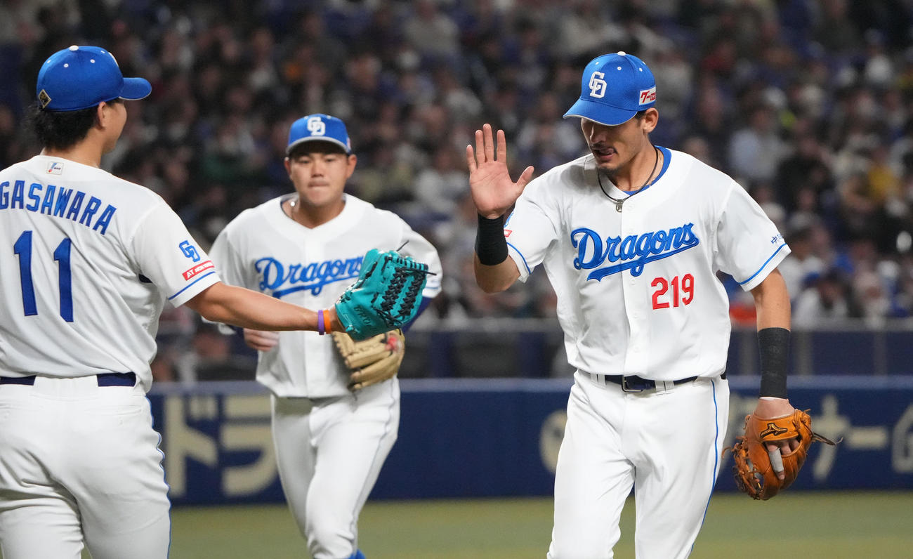 中日対楽天　3回表終了、小笠原とタッチを交わしベンチへ戻るロドリゲス（右）（撮影・森本幸一）
