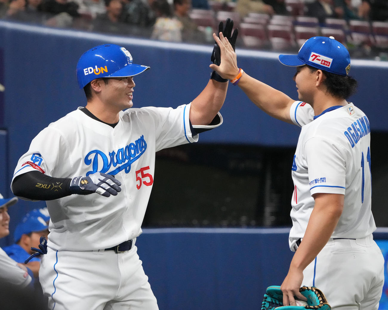 中日対楽天　4回裏中日1死、左越え本塁打を放ち小笠原と笑顔でタッチを交わす細川（左）（撮影・森本幸一）