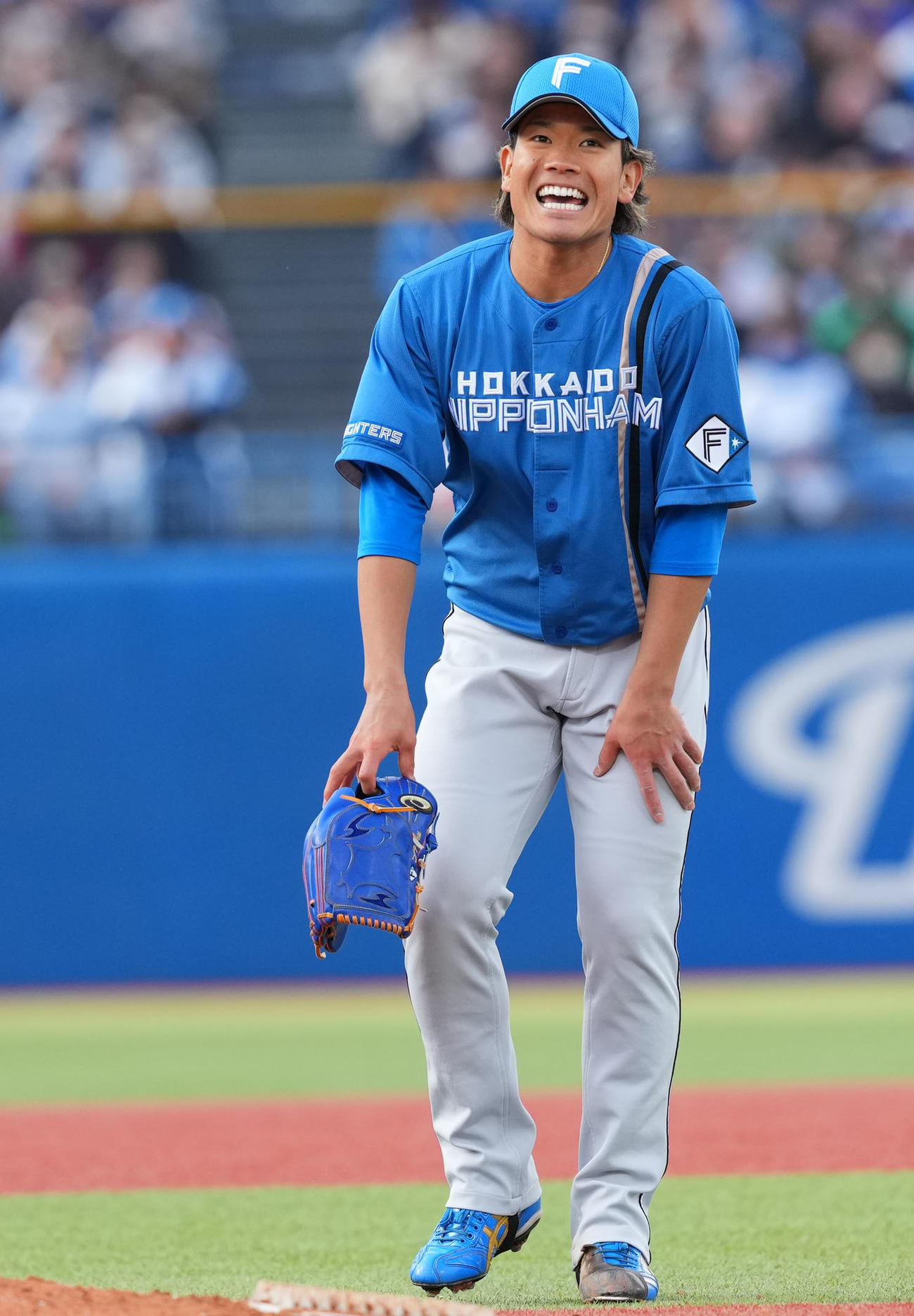 ヤクルト対日本ハム　8回裏ヤクルト無死、武岡の打球が直撃し負傷交代する福田（撮影・横山健太）
