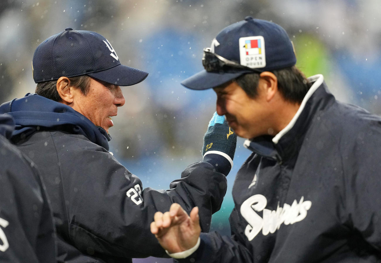 ヤクルト対日本ハム　日本ハムに勝利しタッチを交わすヤクルト高津監督（左）（撮影・横山健太）