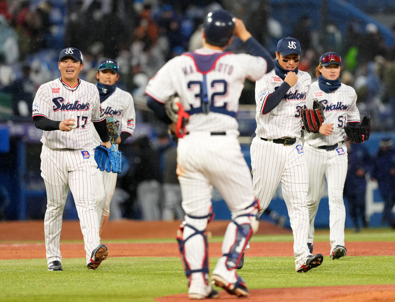 ヤクルト対日本ハム　日本ハムに勝利しタッチを交わすヤクルトナイン（撮影・横山健太）