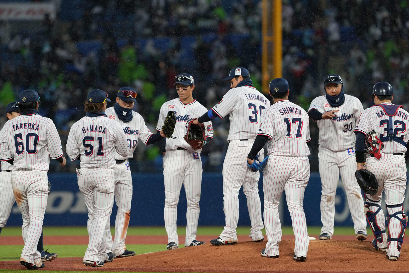 ヤクルト対日本ハム　勝利のハイタッチをかわすヤクルト・ナイン（撮影・井上学）