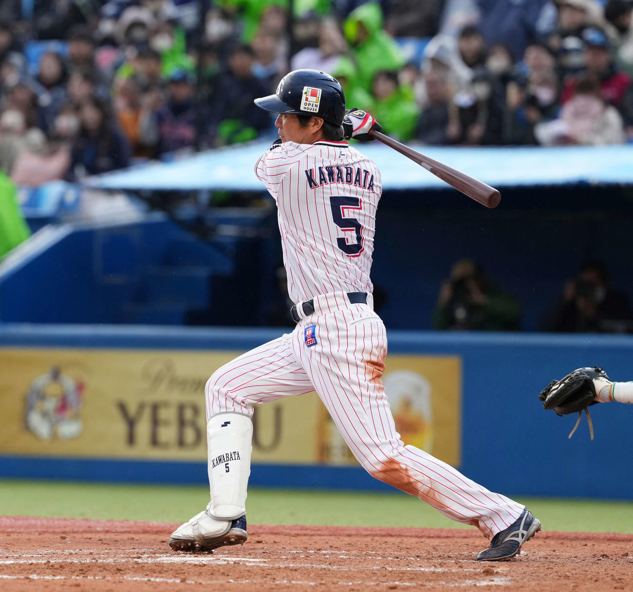 ヤクルト対日本ハム　8回裏ヤクルト1死二、三塁、右前に適時打を放つ川端（撮影・井上学）