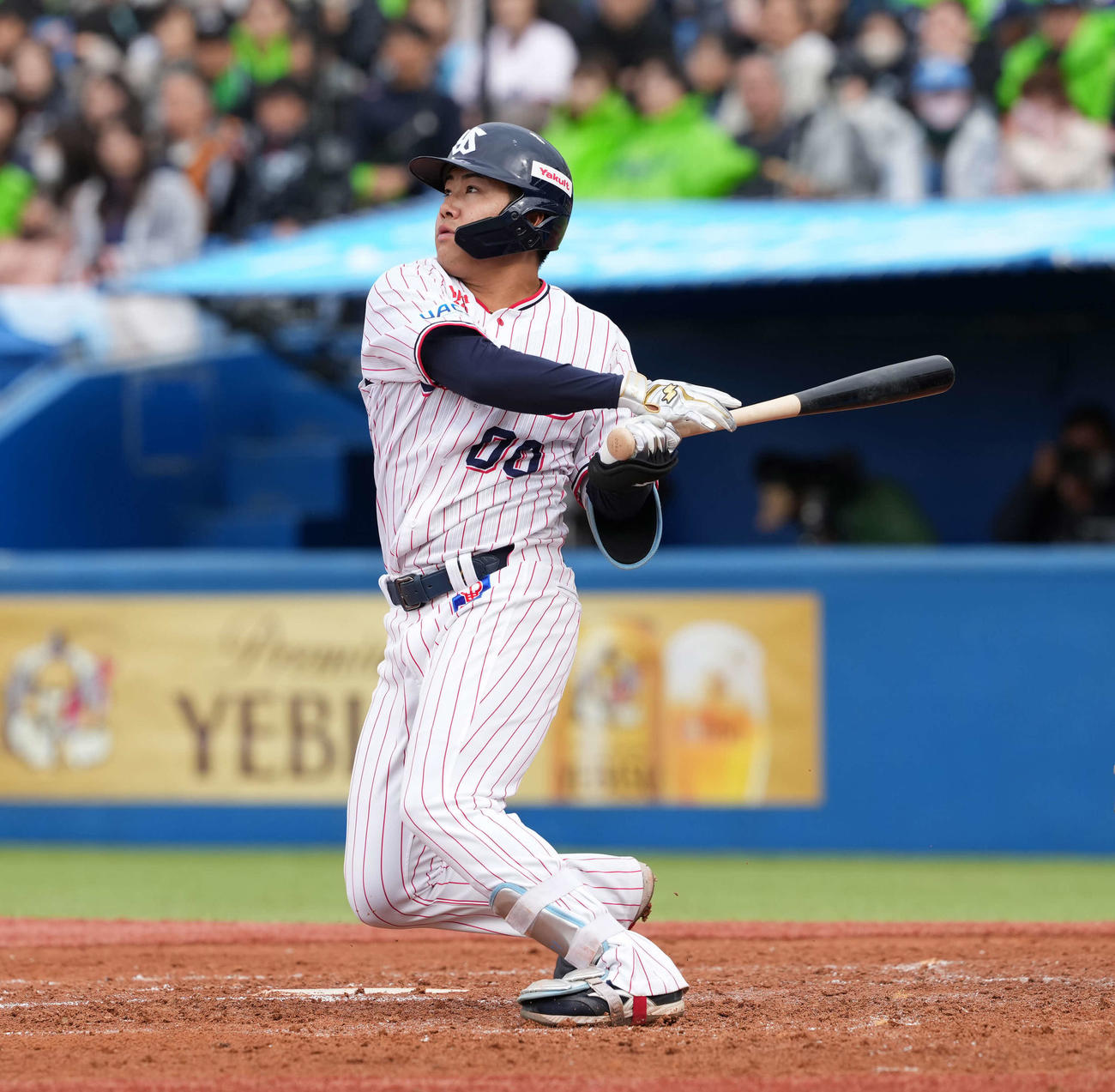 ヤクルト対日本ハム　4回裏ヤクルト1死、左越えソロ本塁打を放つ赤羽（撮影・井上学）