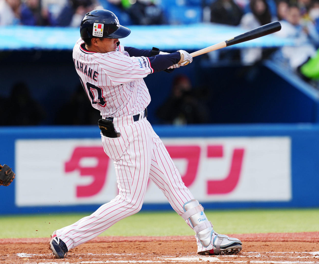 ヤクルト対日本ハム　6回裏ヤクルト無死二、三塁、中前2点適時打を放つ赤羽（撮影・横山健太）