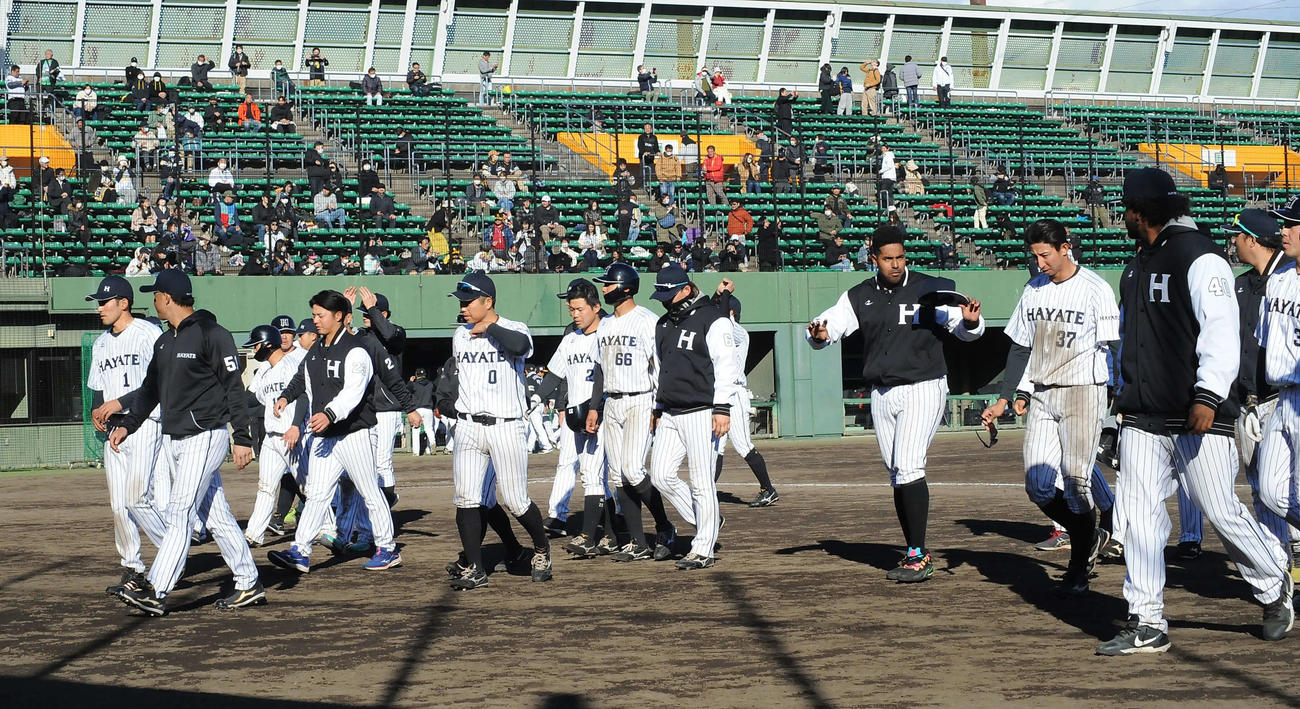 試合を終えてベンチに引き揚げるくふうハヤテの選手ら