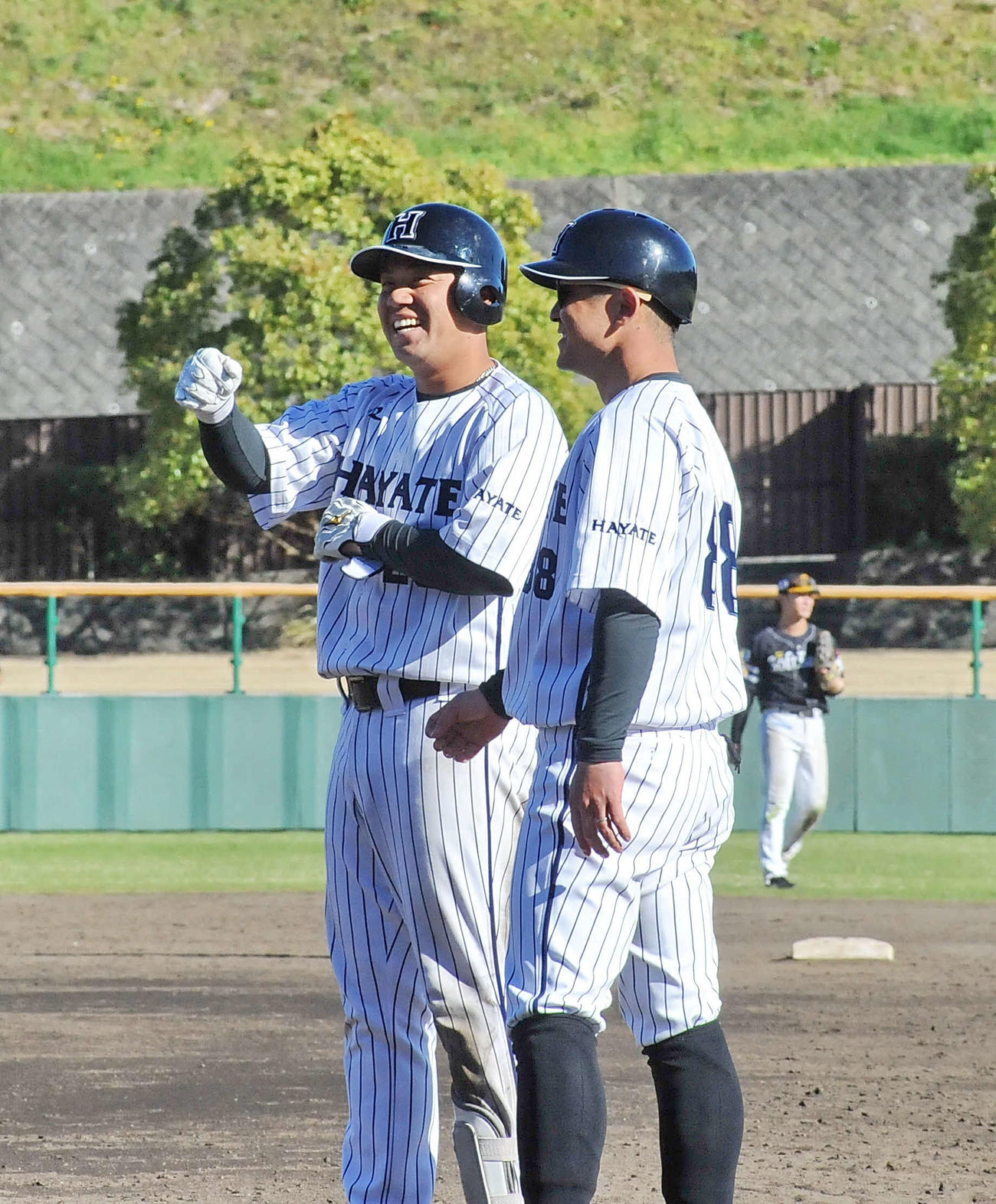 9回に左前適時打を放ち右手を上げるくふうハヤテの折下（左）