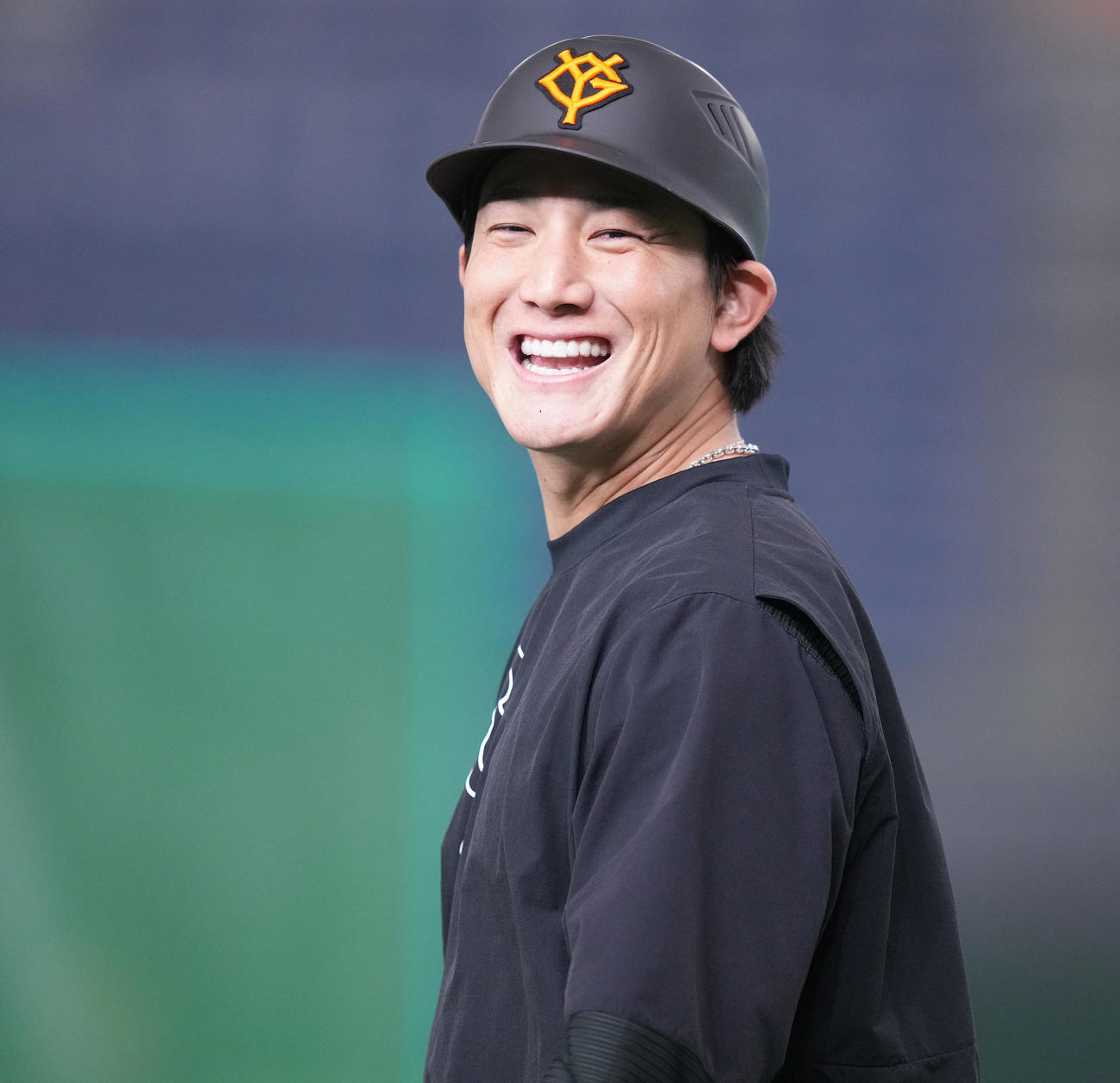 試合前練習で笑顔の巨人小林（2024年3月20日撮影）