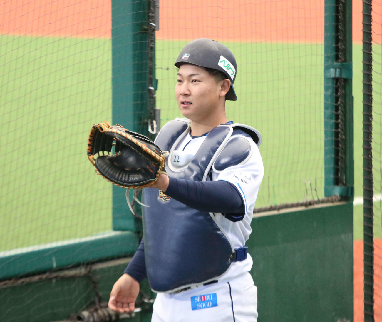 ブルペンでボールを受ける西武古賀（撮影・山崎純一）
