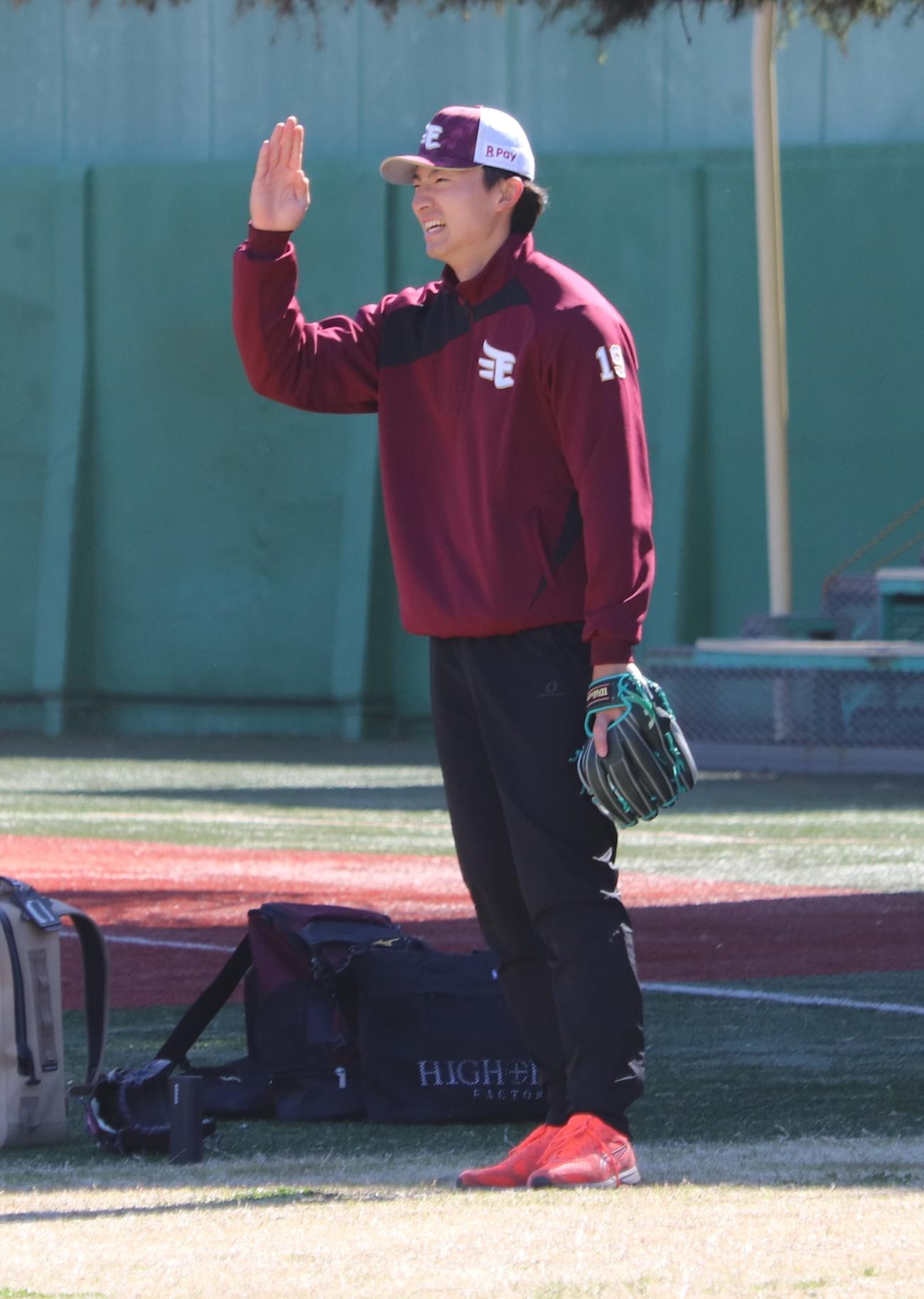 キャッチボール相手に右手を挙げる楽天荘司（撮影・古川真弥）