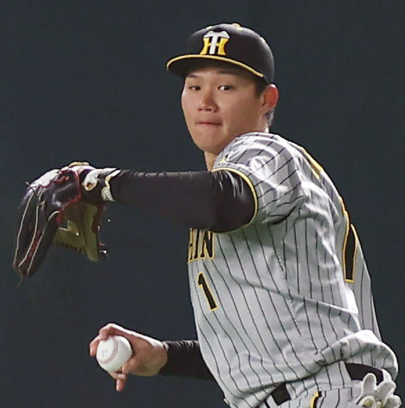 ソフトバンク対阪神　2回裏ソフトバンク1死二塁、今宮の右飛を捕球した森下（2024年3月20日撮影）